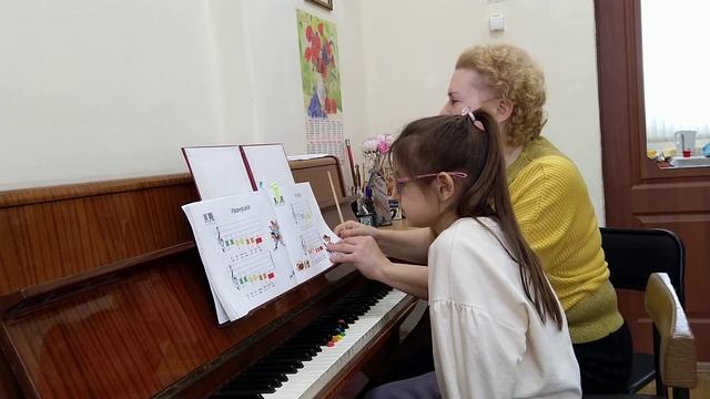 Упражнение для расслабления кисти ребенка при игре на фортепиано  с Амирой, 5 лет