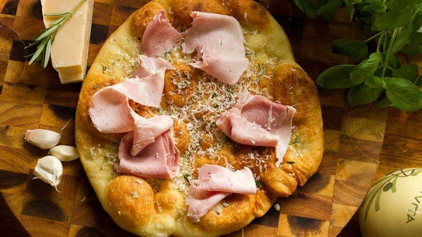 Рецепт пиццы на сковороде с сыром, чесноком и розмарином
