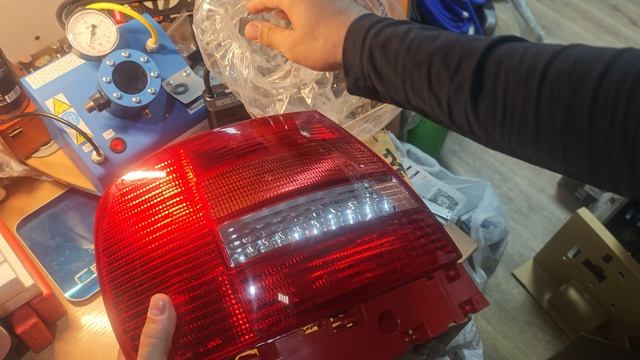 Фонарь задний седан Audi A4 all 99-01 TYC
