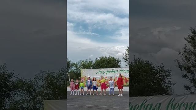 Детки-конфетки с песней "Маленькие звезды" (Лазоревая весна в Юловском)