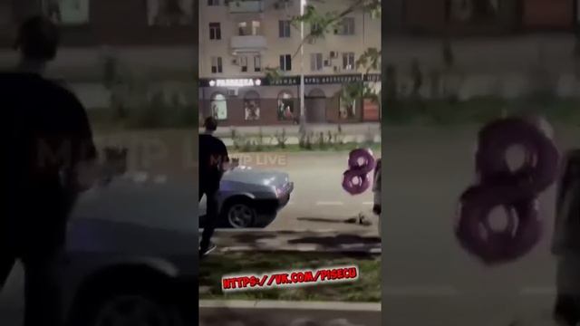 В Луганске прошм@ндо*ки устроили непристойные танцы на крыше авто