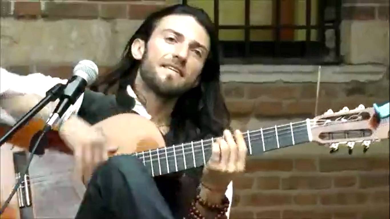 Estas_Tonne_performing_in_Verona_Italy 2013. Гитара