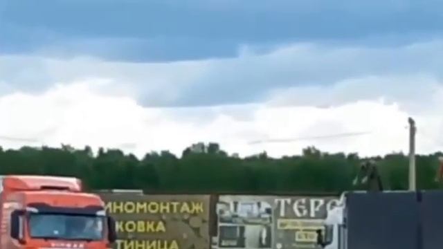 Обычные мужики препятствуют взлету Дронов  для уничтожения бомбадировщиков ту 95