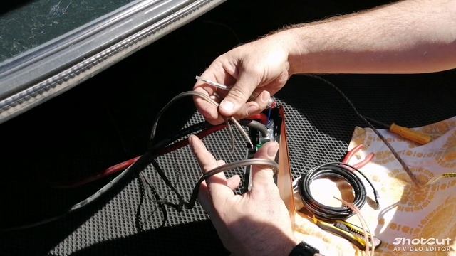 Установка усилителя от компании DL AUDIO Barracuda 4.85 V.2