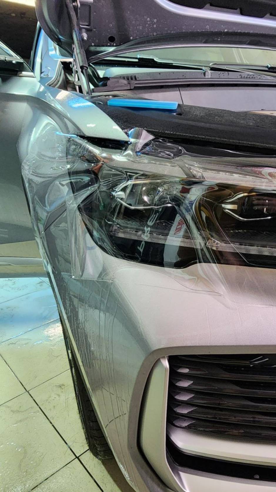 Geely Monjaro - забронировали прозрачной полиуретановой плёнкой капот, фары, часть крыши