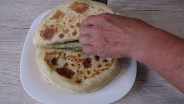 Завтраки, лепешка с зеленью и гренки с творогом / Три рецепта