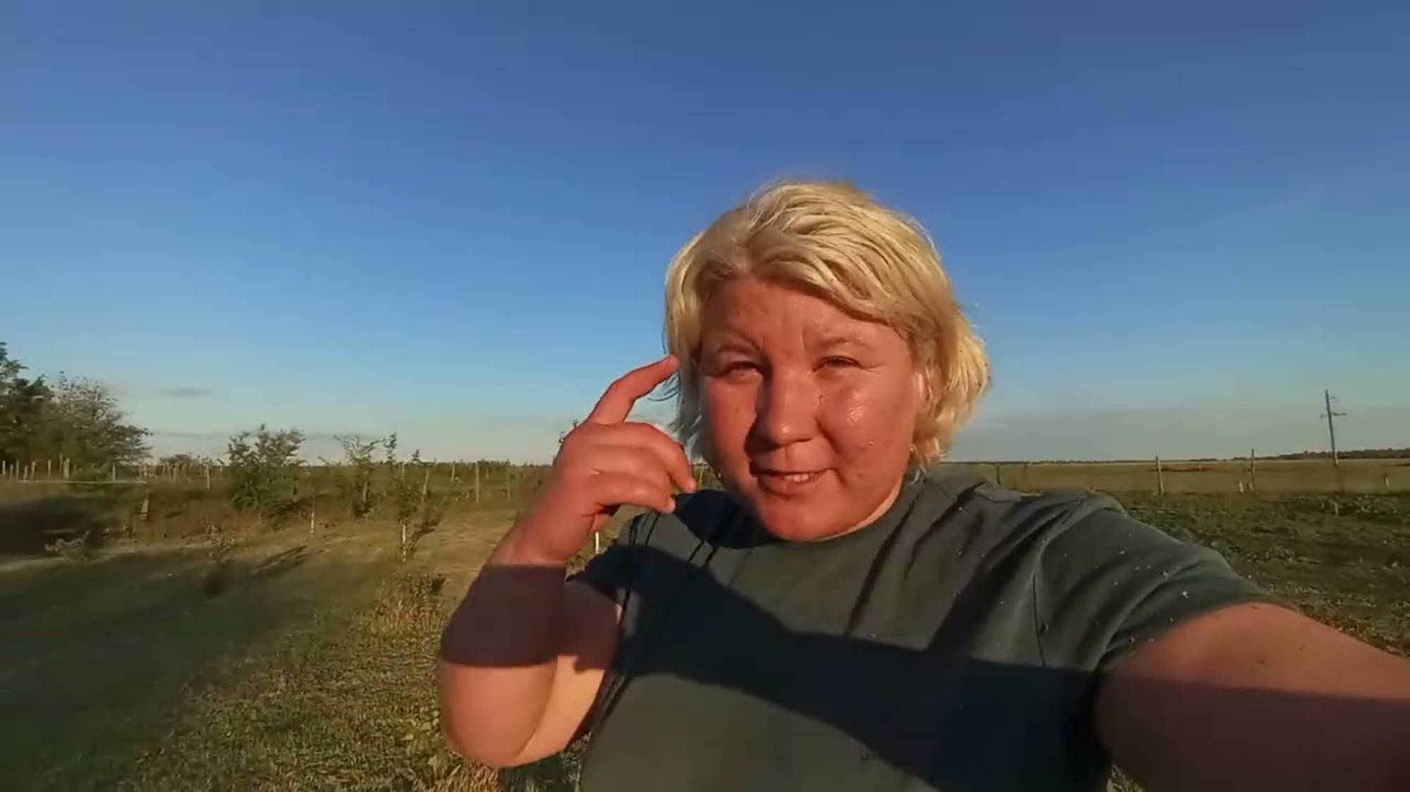 Губарева - ВЫКОСИЛА ВЕСЬ САД И ВСЮ МОРКОВКУ ...
