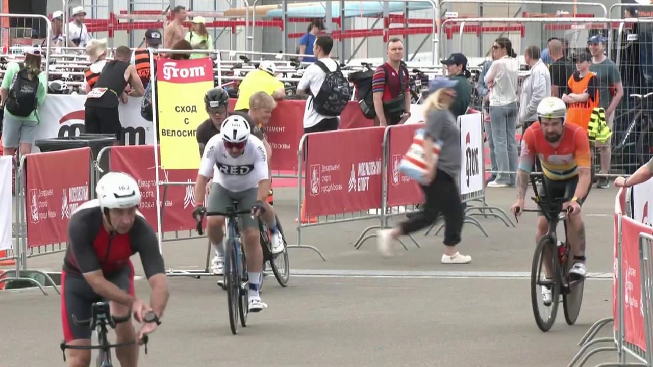 Более тысячи спортсменов участвовали в Большом московском триатлоне в Крылатском
