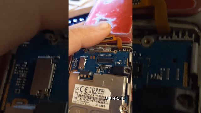 Сотовый телефон LG G360 / рябит экран