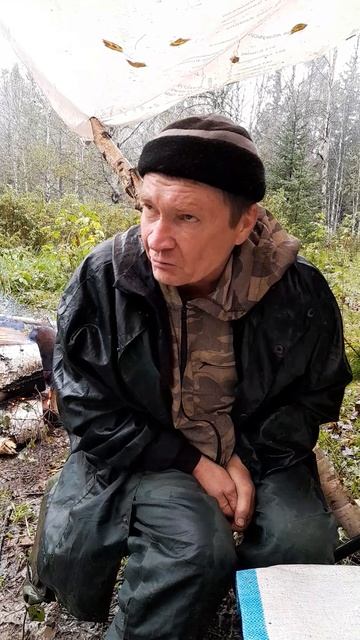 Василий ругался на погоду. Всё промокли.