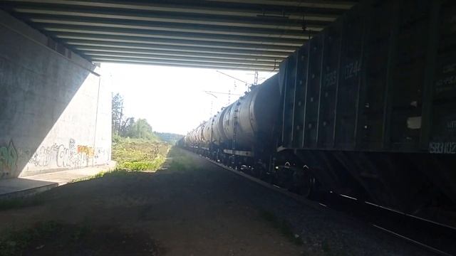 Электровоз ВЛ11-040/? с грузовым поездом следует по перег