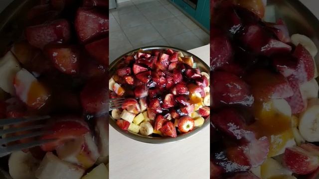 ФРУКТОВЫЙ САЛАТ С КЛУБНИКОЙ, БАНАНАМИ, АНАНАСАМИ, АПЕЛЬСИНАМИ И КИВИ