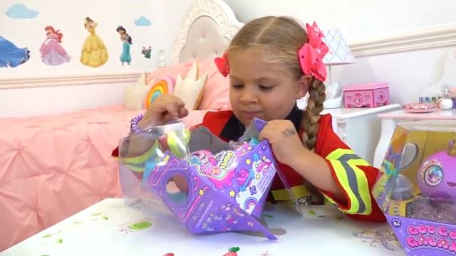 ДИАНА И РОМА - Диана играет в пожарного и помогает папе