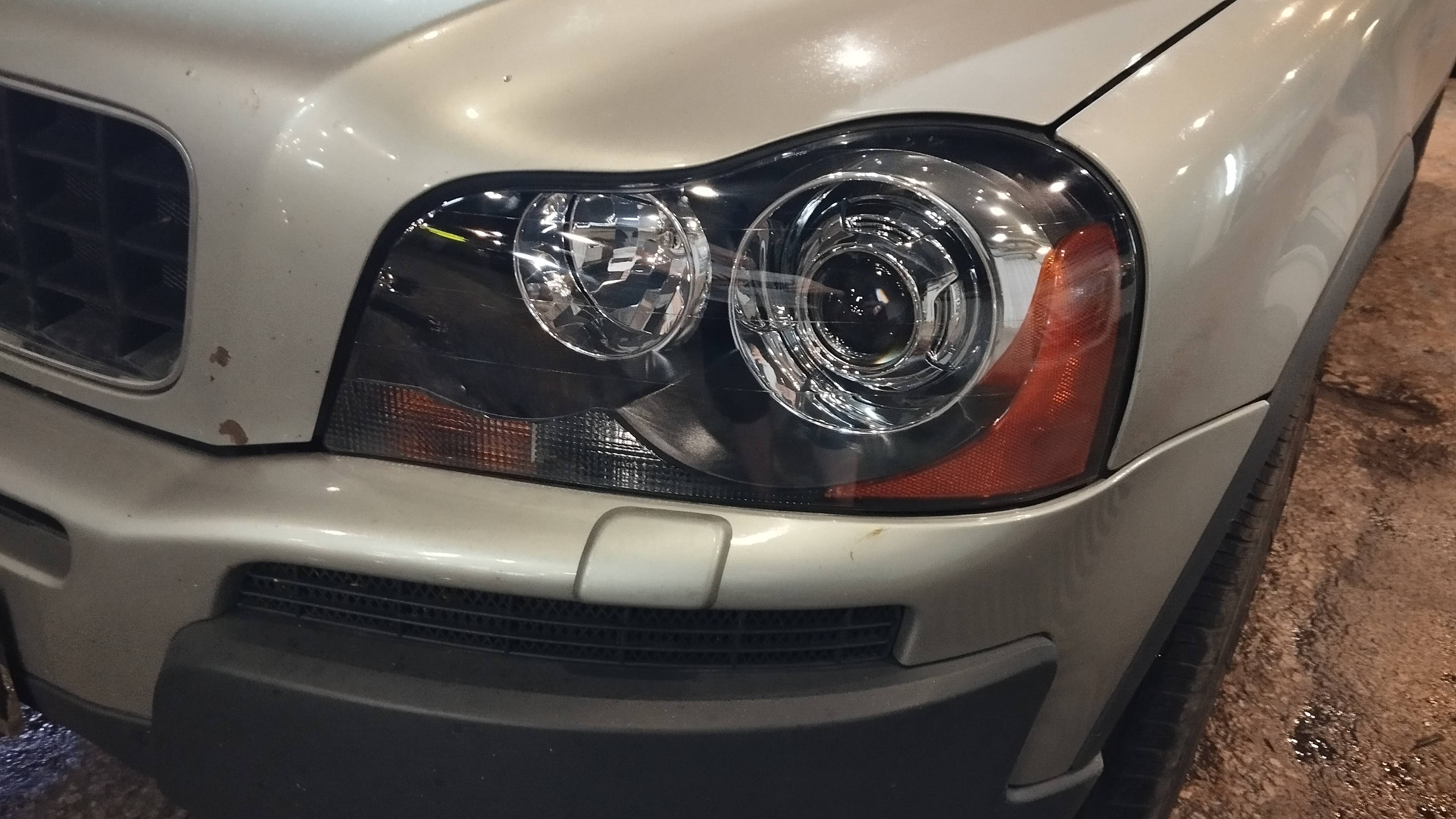 Установка Bi-Led линзованной оптики в оригинальные галогеновые фары Volvo XC90