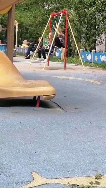 кто то говорит: качели-это оборудование для одного человека. Также подруги: А мЫ тАк Не СчИтАеМ🤣🤣