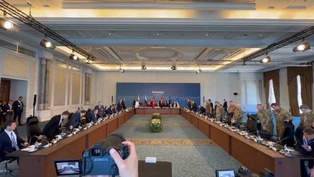 Сообщается, что начались переговоры между РФ и Украиной в Стамбуле. В переговорах также участвую...