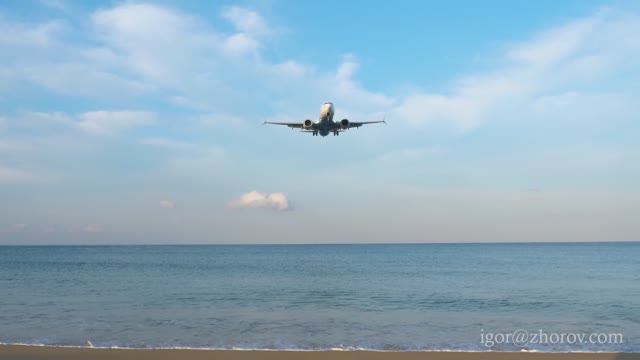Боинг 737 MAX авиакомпании Oman Air заходит на посадку ы аэропорту Пхукета.