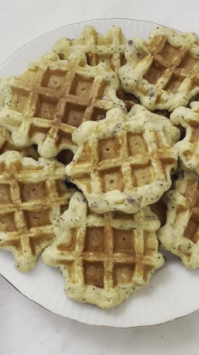 Банановые вафли с орехами и маком