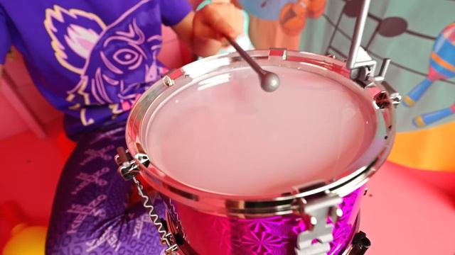 ДИАНА И РОМА - Диана и Рома исследуют удивительный дом профессий