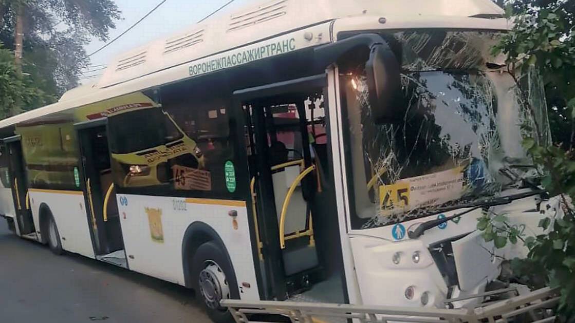 Семь человек пострадали в ДТП с пассажирским автобусом в Воронеже