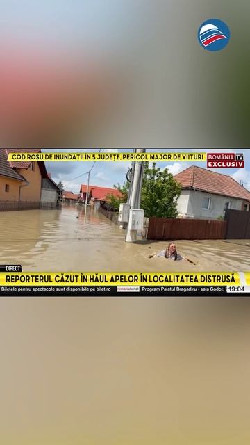Журналистка провалилась в яму во время съёмок репортажа о наводнении
