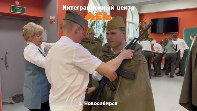 Подростки с ограниченными возможностями несут вахту памяти вместе с учащимися лицея Ор Авнер