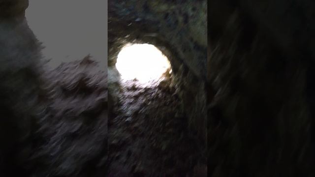 Залез в глубь пещеры найденой в горе Алчак-Кая в Крыму на Чёрном море