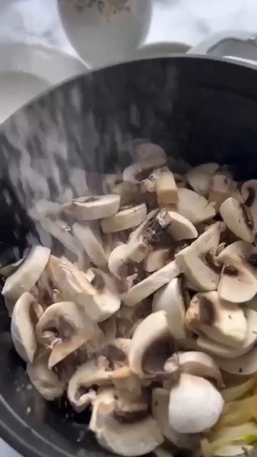 Картофель с грибами, тушеный в сливках