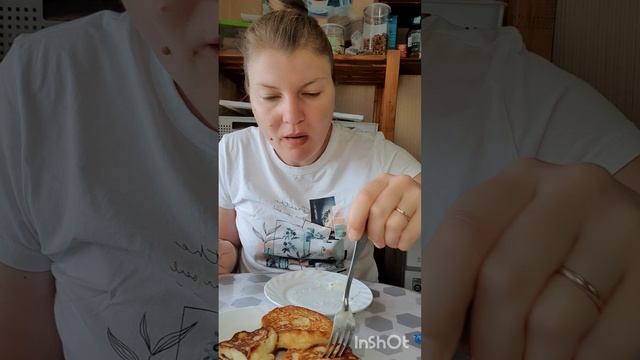 Мукбанг. Нежнейшие сырники со сметаной