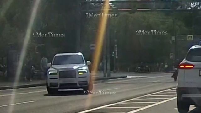 Водитель Rolls-Royce Cullinan развернулся с крайней правой полосы через двойную сплошную