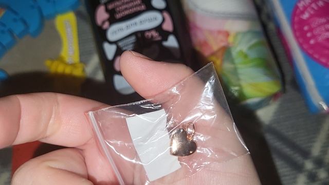 Покупки и подарки из разных магазинов.