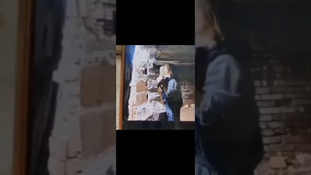 Жесть. Девочек придавило бетонной плитой.