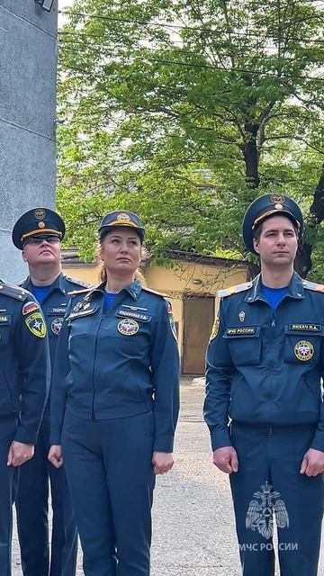 Построение МЧС, поднятие флагов