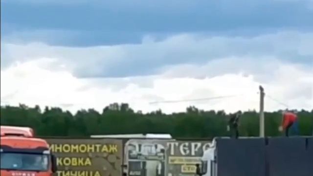 Бесстрашные иркутские мужики пытались камнями закидать дроны, вылетавшие из фуры