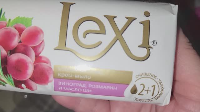 Покупки и подарки из разных магазинов.