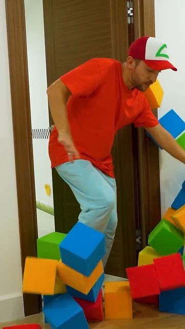 Крис играет в мантии-невидимке со своим дядей