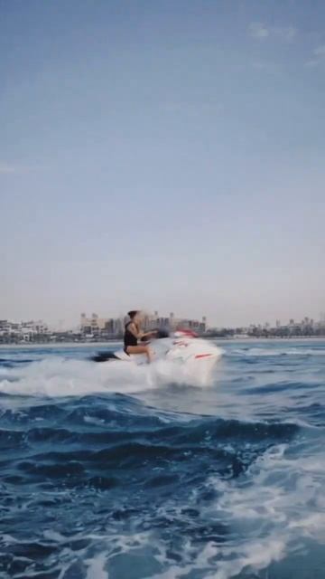 Вода — моя любимая стихия, хоть я и дева😅 #UAE #Dubai #jetski #b