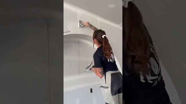 Красивая девушка делает красивую арку. Наблюдать одно удовольствие.
