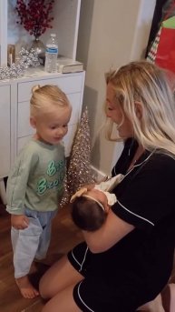 Девочка встречает свою сетру из роддома 2023 год