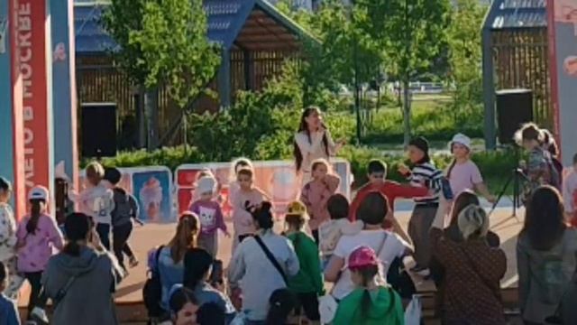 В синем море белой пене из советского мультфильма поёт Надирова Алиса
Метро Некрасовка
Лето в Москве
