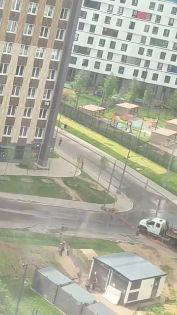На Сельскохозяйственной улице из-под земли забил фонтан