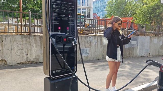 Атмосферная прогулка по уютным улочкам Москвы: секретные переулки столицы и Tesla на зарядке в центр