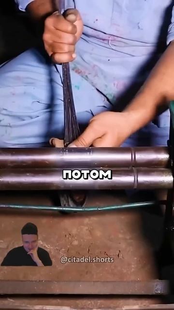 Индийский мастер из проволоки создаёт ажурные корзин?
