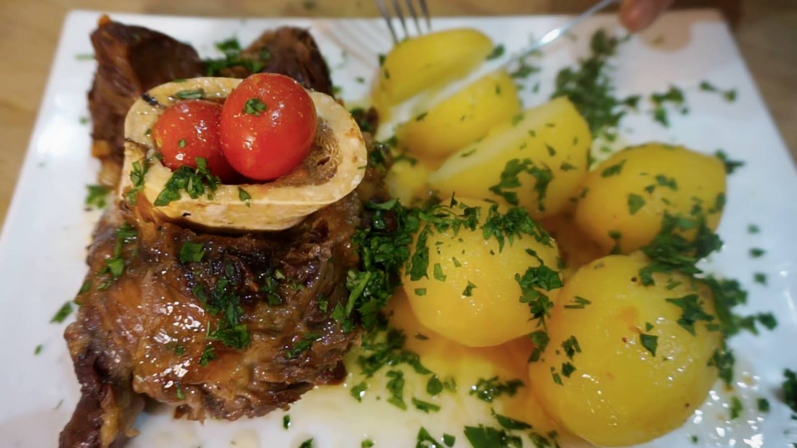 Картошка с мясом в казане на плите