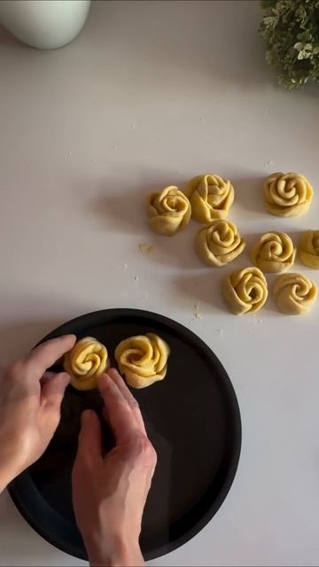 Мы использовали круглую форму для выпечки диаметром 24 см от amt gastroguss