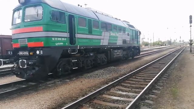 Тепловоз 2М62-0293Б следует резервом