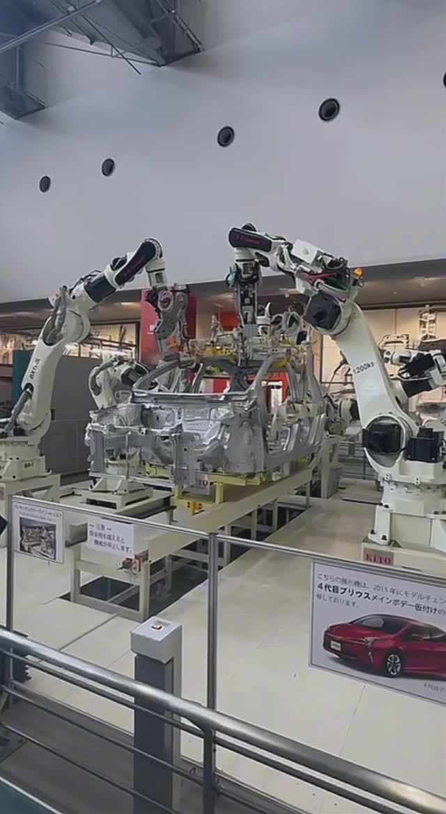 Промышленные роботы на выставке в Японии собирают Toyota Prius #автоизяпонии #автовыставка