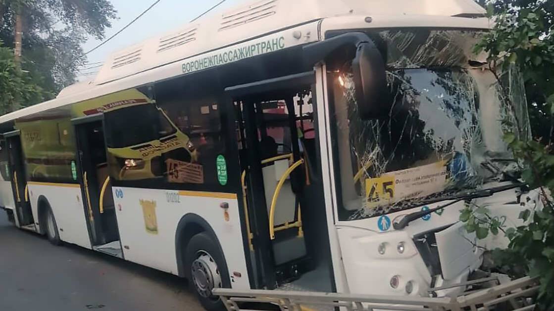 Семь человек пострадали в ДТП с пассажирским автобусом в Воронеже