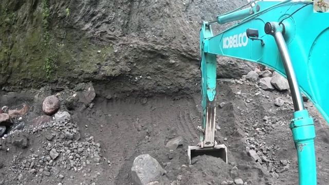 Строительство, экскаватор копает чёрный песок