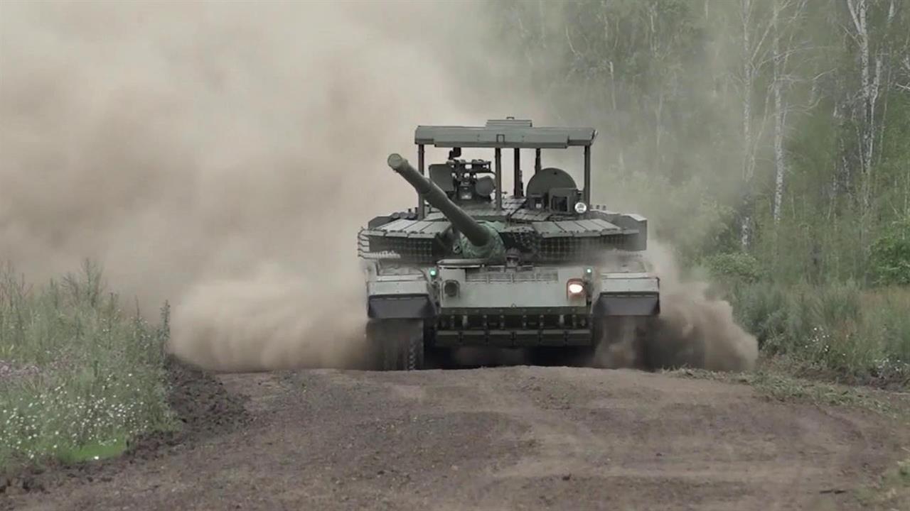 Российская армия получила новую партию доработанных с учетом СВО танков Т-80 БВМ